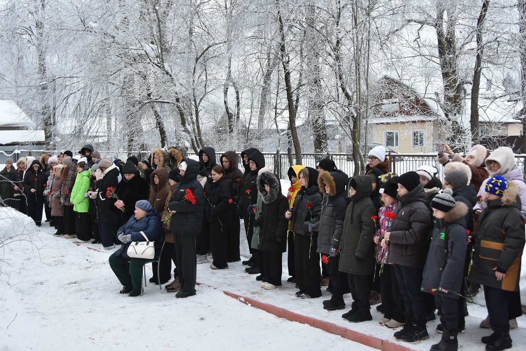 В Тверской области на школе установили табличку в память о выпускнике Александре Андрееве