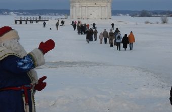 В Тверской области экскурсии по льду водит Дед Мороз