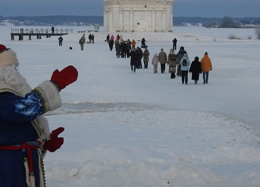 В Тверской области экскурсии по льду водит Дед Мороз