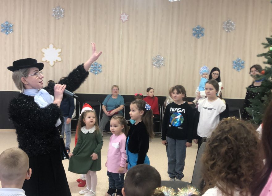 Атаманша и Кикимора скрасили новогодний праздник жителей Торопца