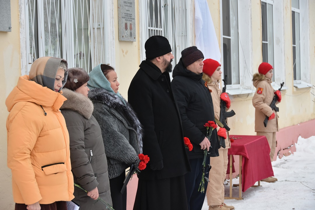 В Тверской области на школе установили табличку в память о выпускнике Александре Андрееве