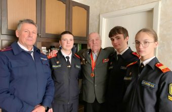 Сотрудник следственного управления и кадеты поздравили ветерана следственных органов с 15-летием СК России