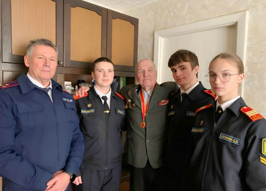 Сотрудник следственного управления и кадеты поздравили ветерана следственных органов с 15-летием СК России