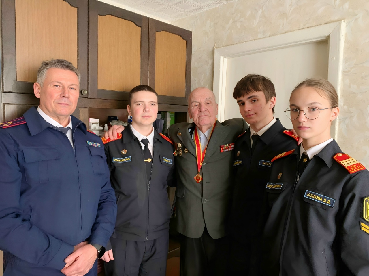 Сотрудник следственного управления и кадеты поздравили ветерана следственных органов с 15-летием СК России