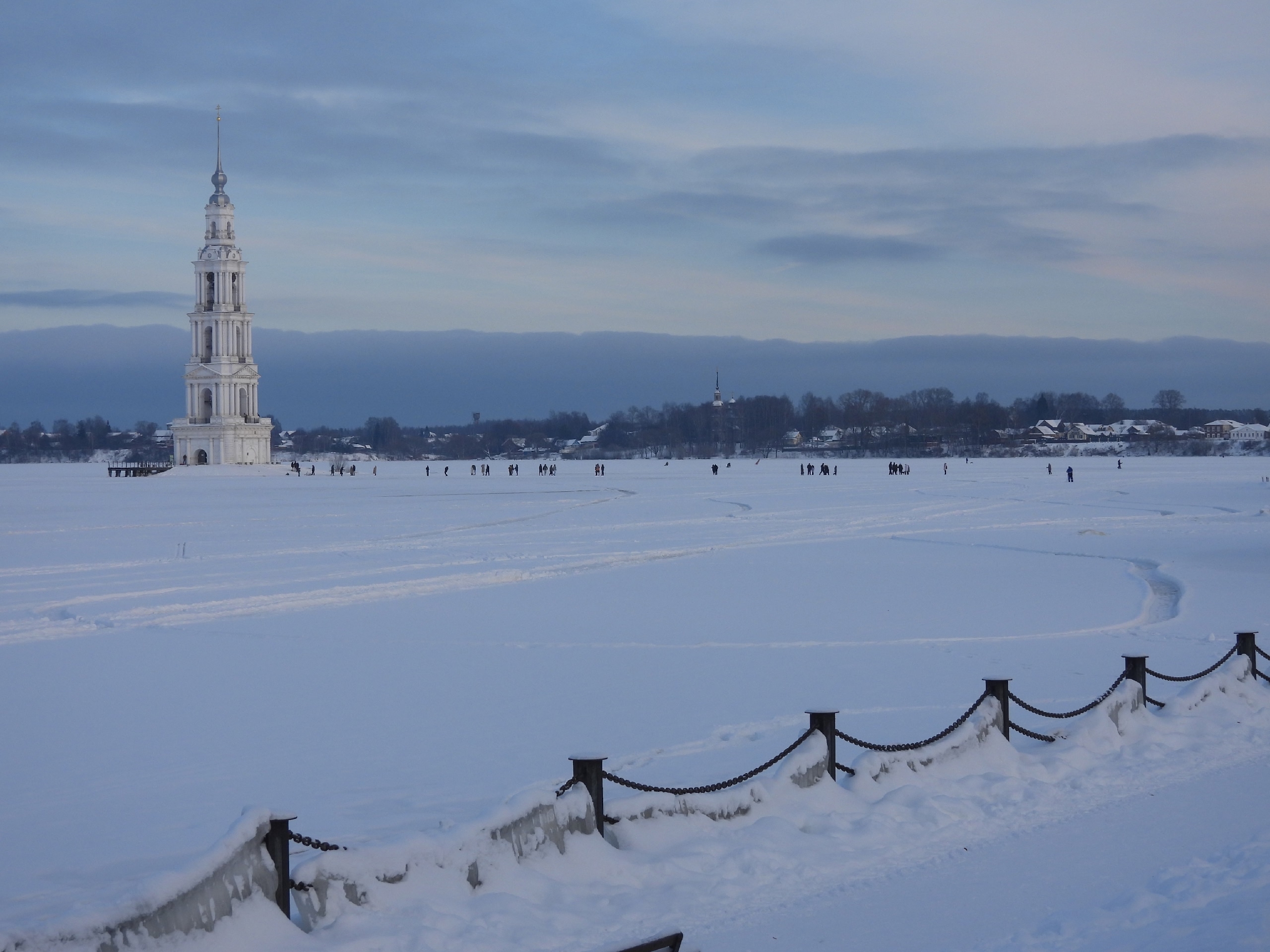В Тверской области экскурсии по льду водит Дед Мороз