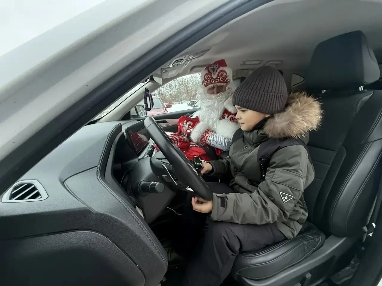 В Твери «Полицейский Дед Мороз» продолжает исполнять мечты детей