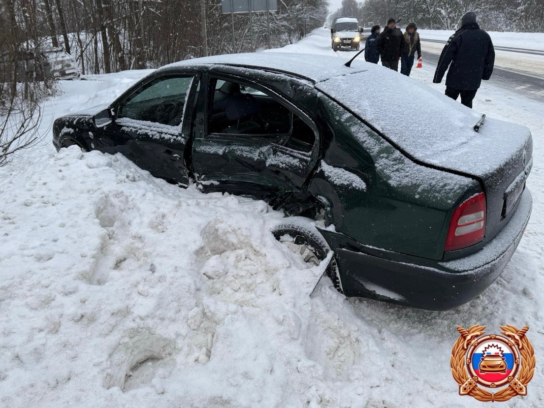 Два водителя пострадали в столкновении "Чери" и "Шкоды" под Тверью