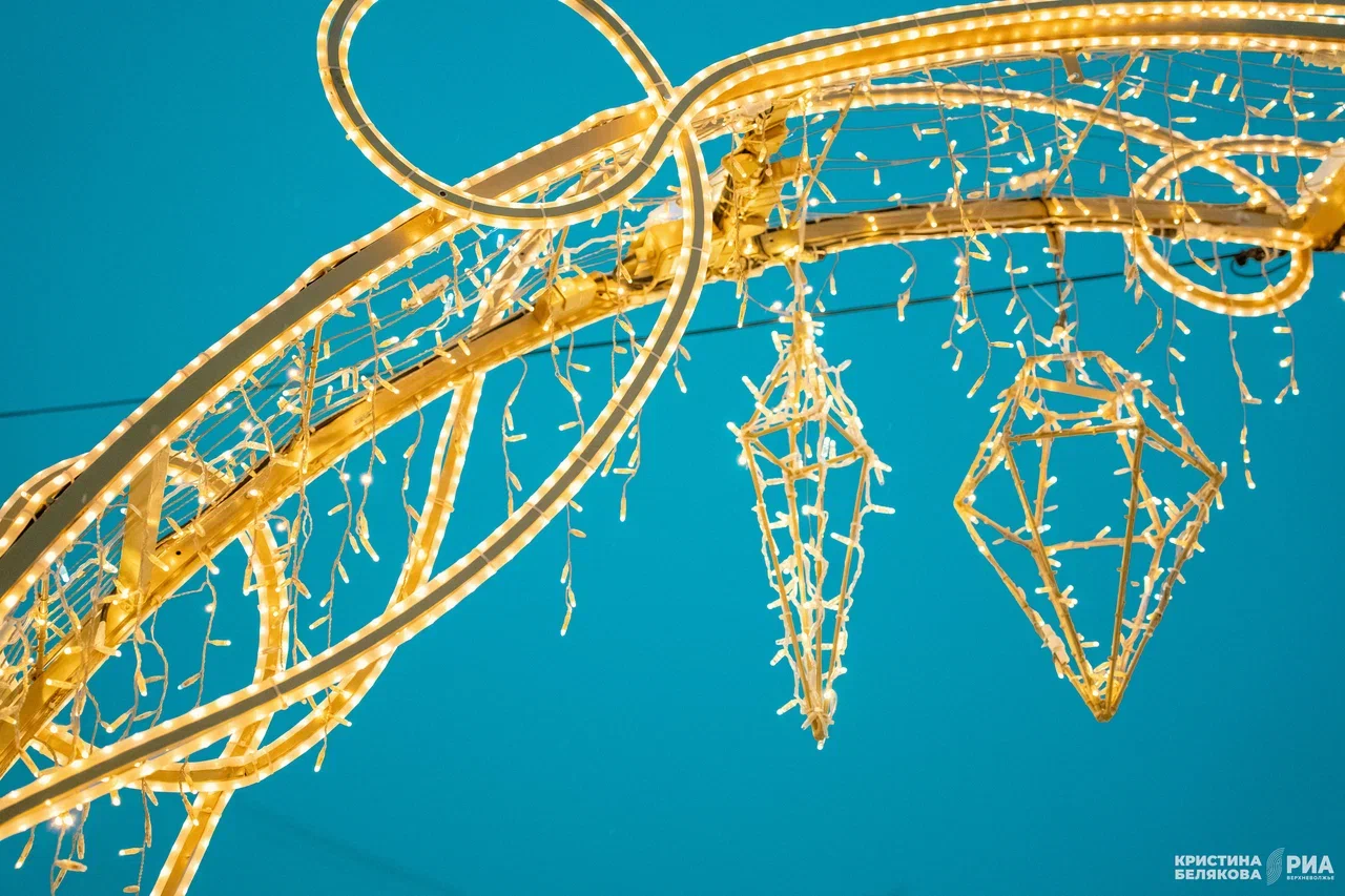 Новогодние украшения в Твери решено оставить до февраля