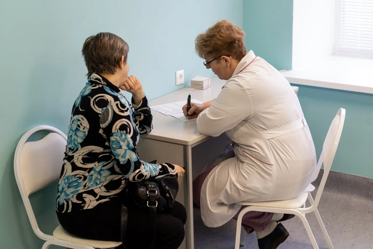 В Твери фуры заблокировали движение на мосту