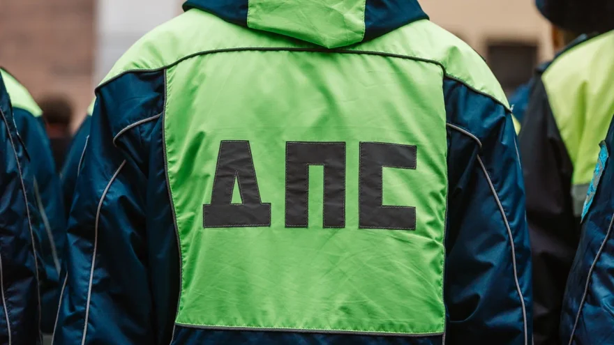 На скоростной трассе под Тверью автомобиль въехал в ограждение