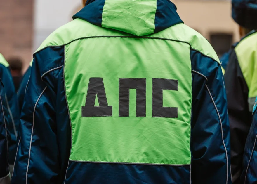 На скоростной трассе под Тверью автомобиль въехал в ограждение