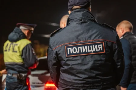 На складах под Тверью мужчина в форме пытался подраться с полицией в форме