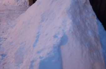 Житель Твери выставил на продажу снег из огорода снег