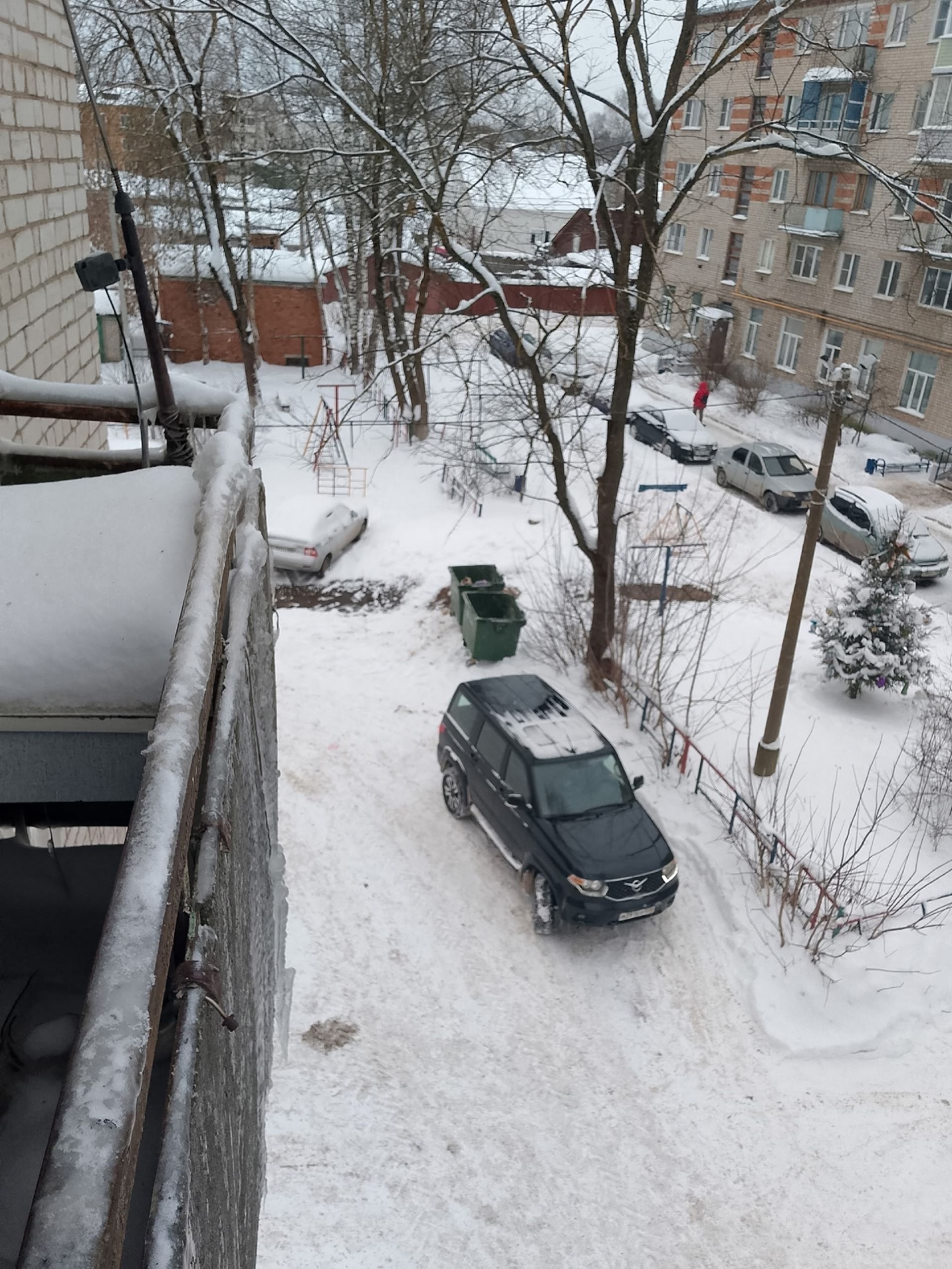 В Тверской области мусорные контейнеры поставили на детской площадке