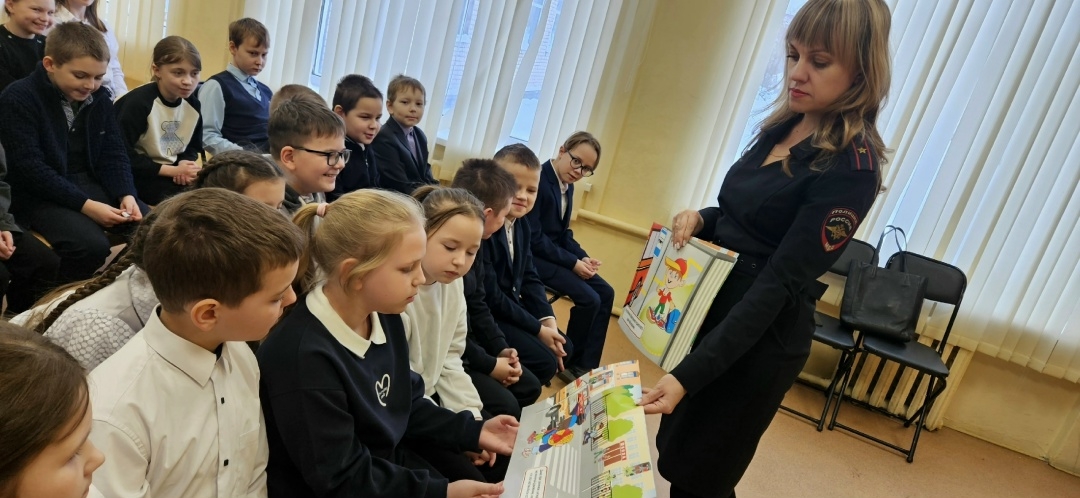 Торопецким школьникам рассказали о скрытых опасностях на дороге