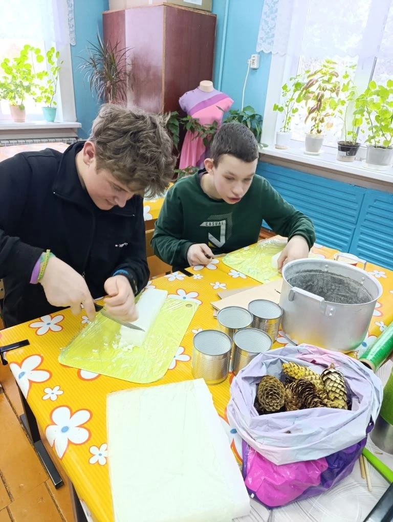 Школьники Тверской области решили поздравить бойцов не только вкусными подарками