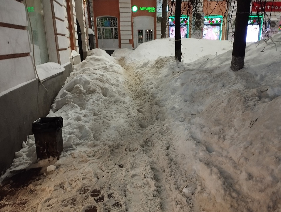 В Твери пешеходы рискуют здоровьем, идя по тротуару