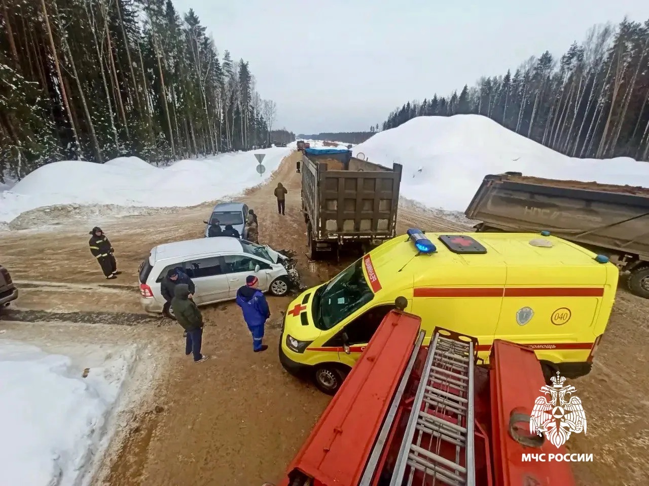 Два человека пострадали в столкновении грузовика и легковушки под Тверью