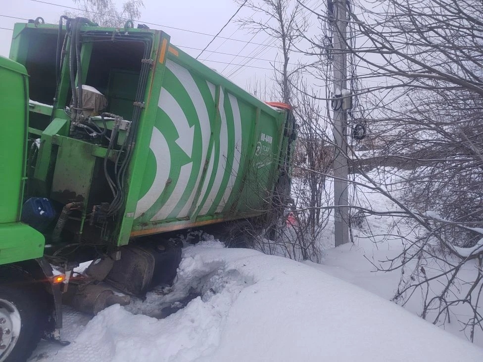 Во дворах Твери застревают мусоровозы