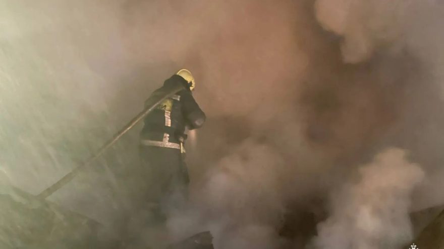 Огонь уничтожил баню под Тверью