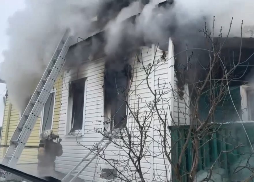 В Твери горит жилой дом