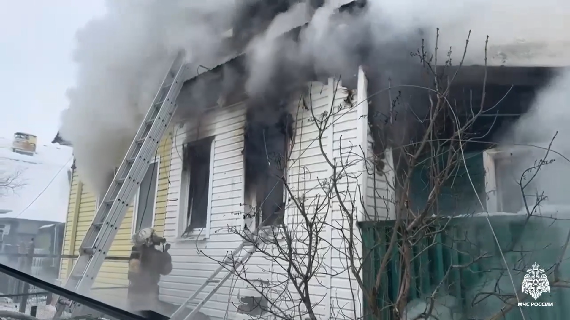 В Твери горит жилой дом