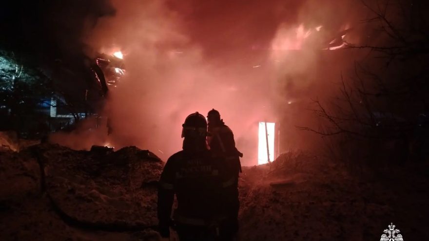 Под Тверью пожарные отстояли соседние дома