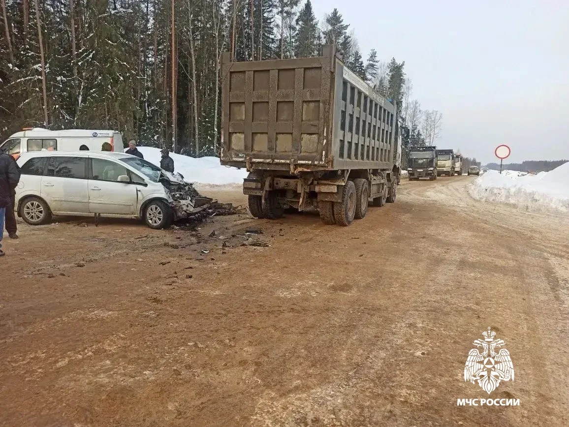 Два человека пострадали в столкновении грузовика и легковушки под Тверью