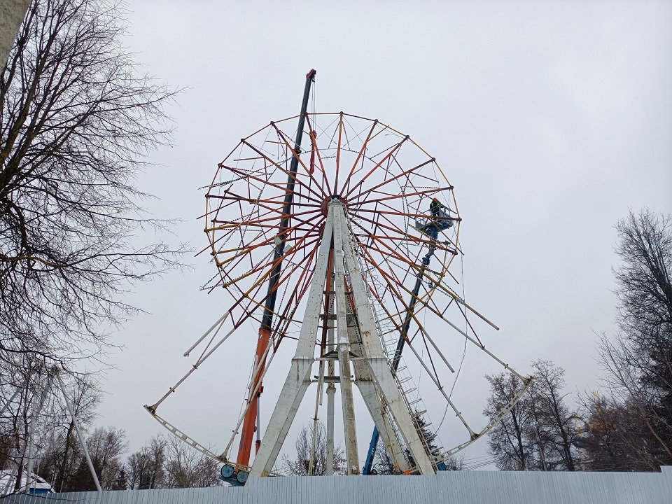 Появились кадры демонтажа колеса обозрения в Твери