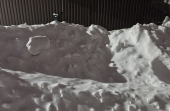 Из-за расчистки снега жительница Тверской области не может выйти из дома выйти