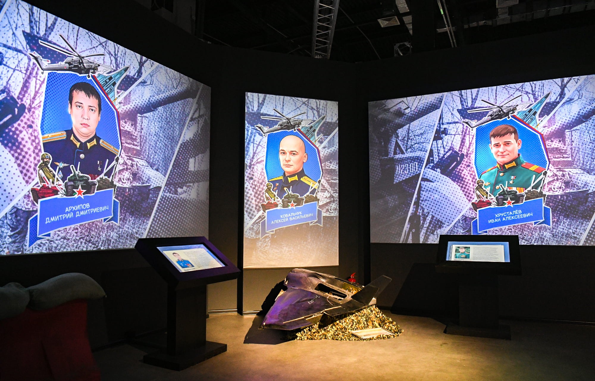 Виталий Королев первым посетил мультимедийную выставку «Знание.Герои» в Твери