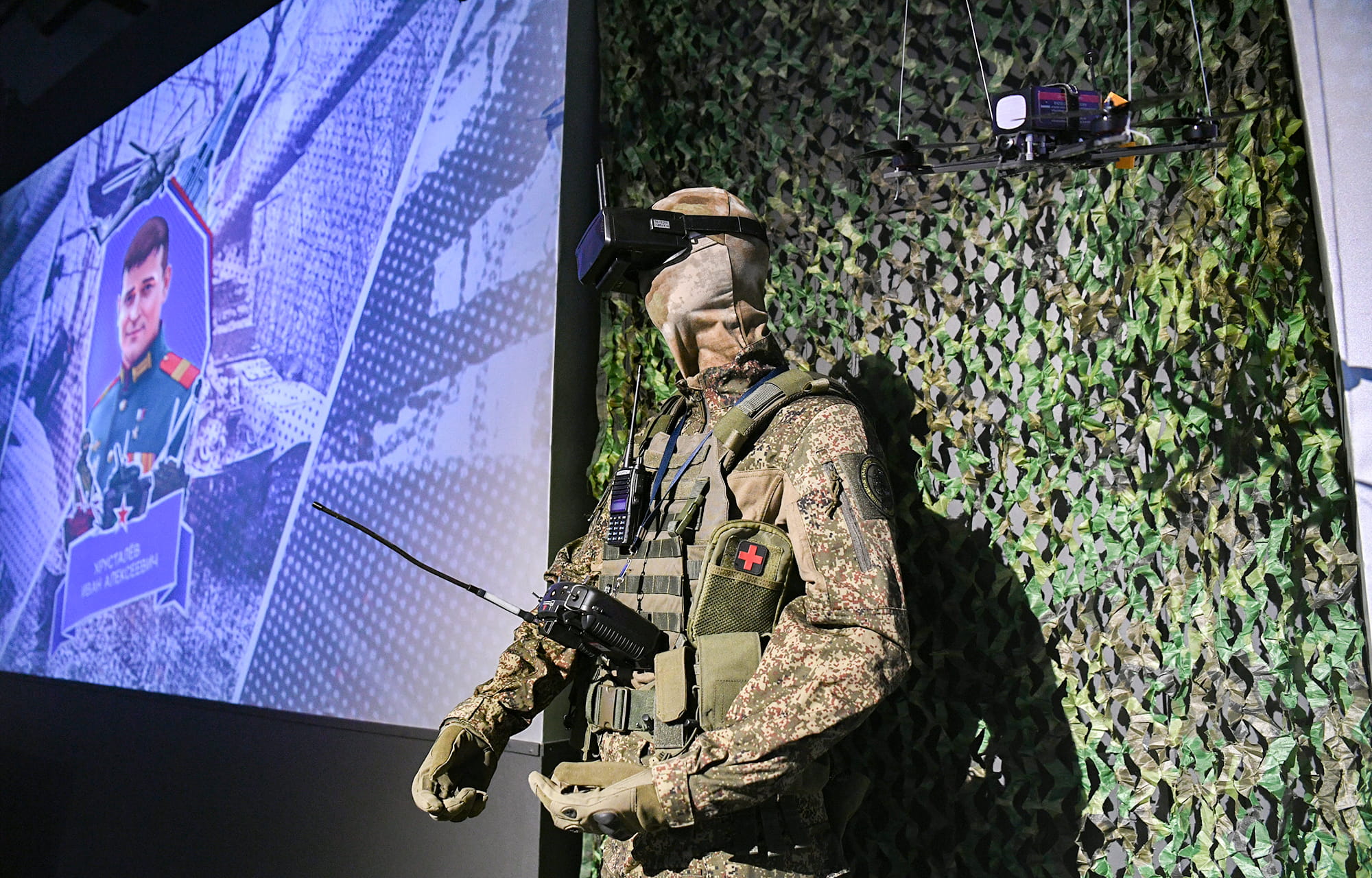 Виталий Королев первым посетил мультимедийную выставку «Знание.Герои» в Твери