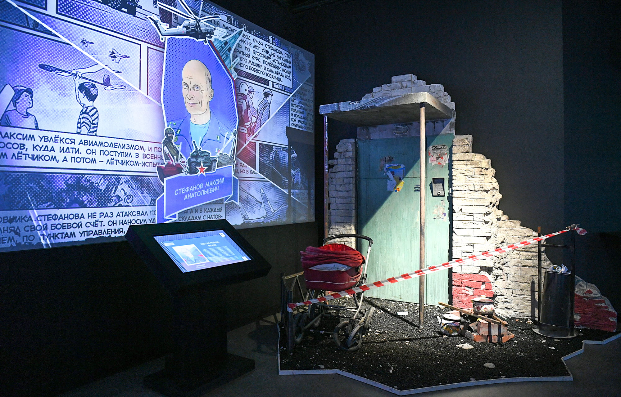 Виталий Королев первым посетил мультимедийную выставку «Знание.Герои» в Твери