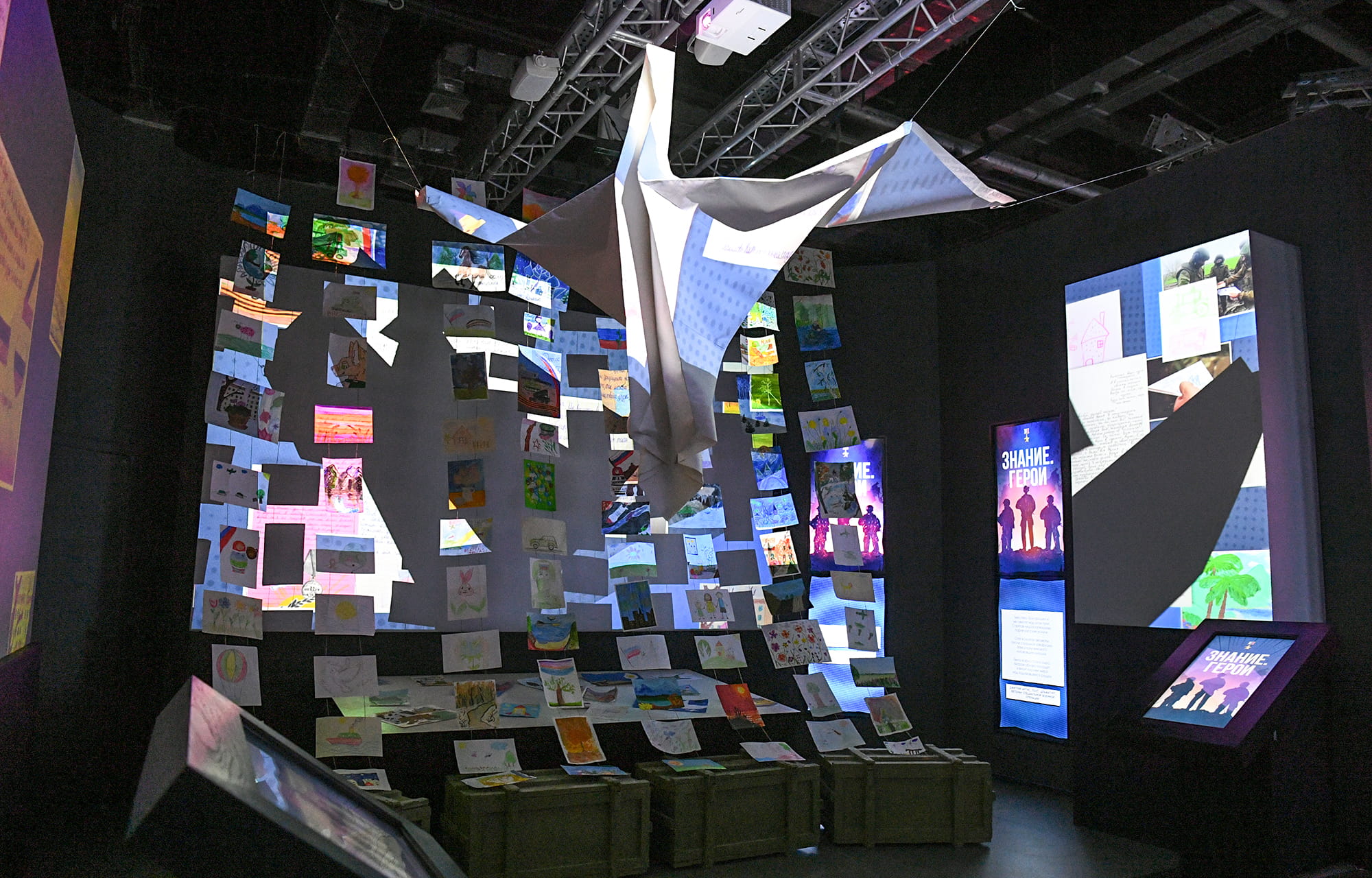 Виталий Королев первым посетил мультимедийную выставку «Знание.Герои» в Твери