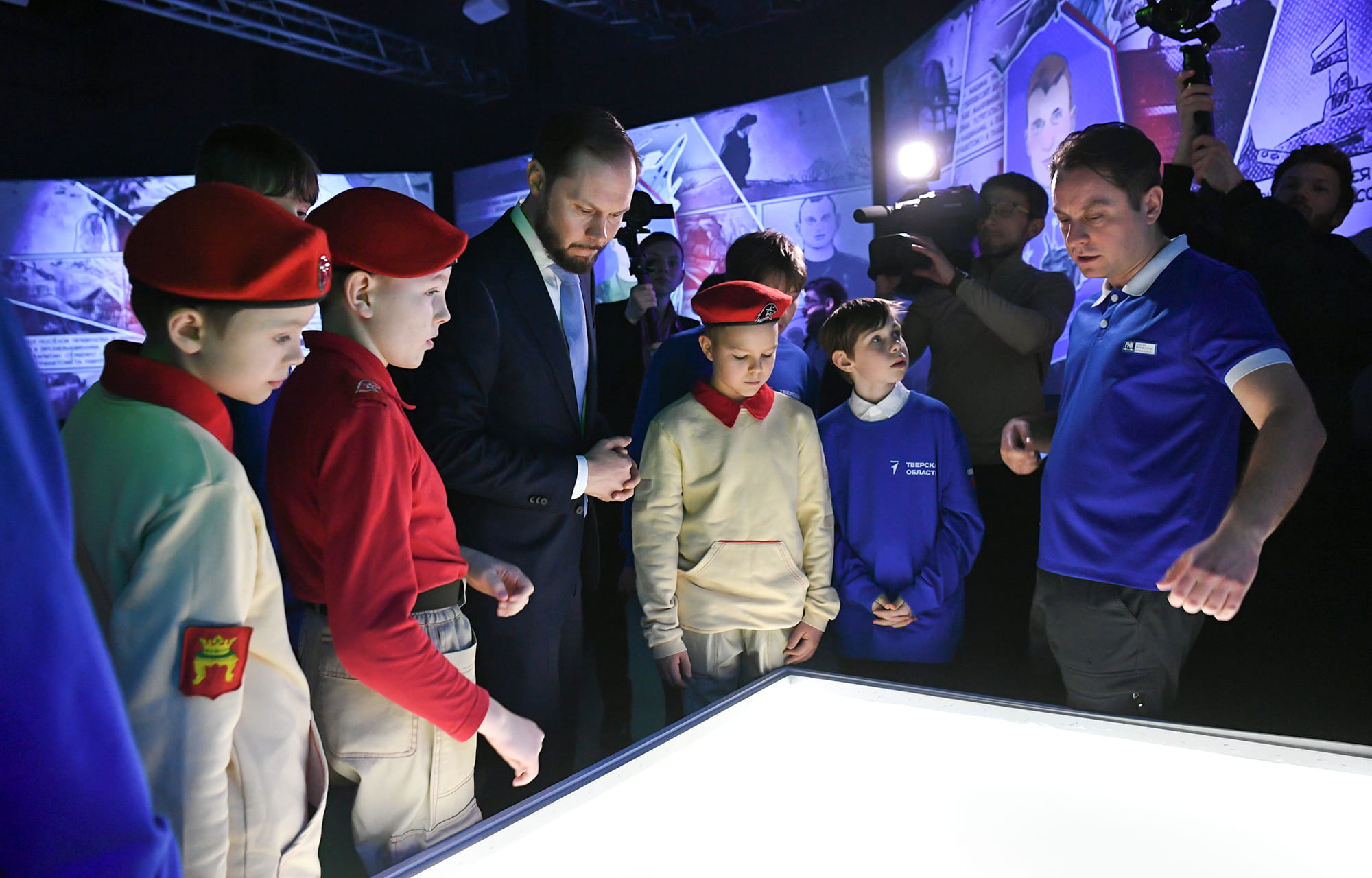 Виталий Королев первым посетил мультимедийную выставку «Знание.Герои» в Твери