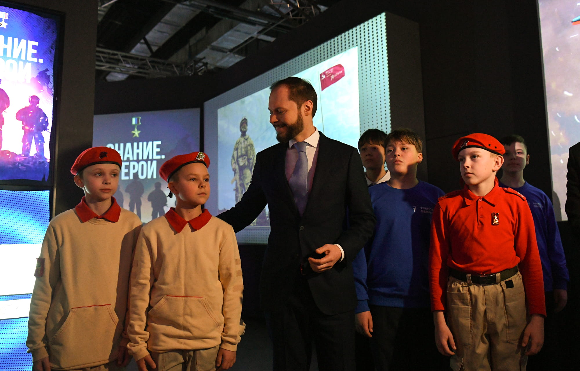 Виталий Королев первым посетил мультимедийную выставку «Знание.Герои» в Твери