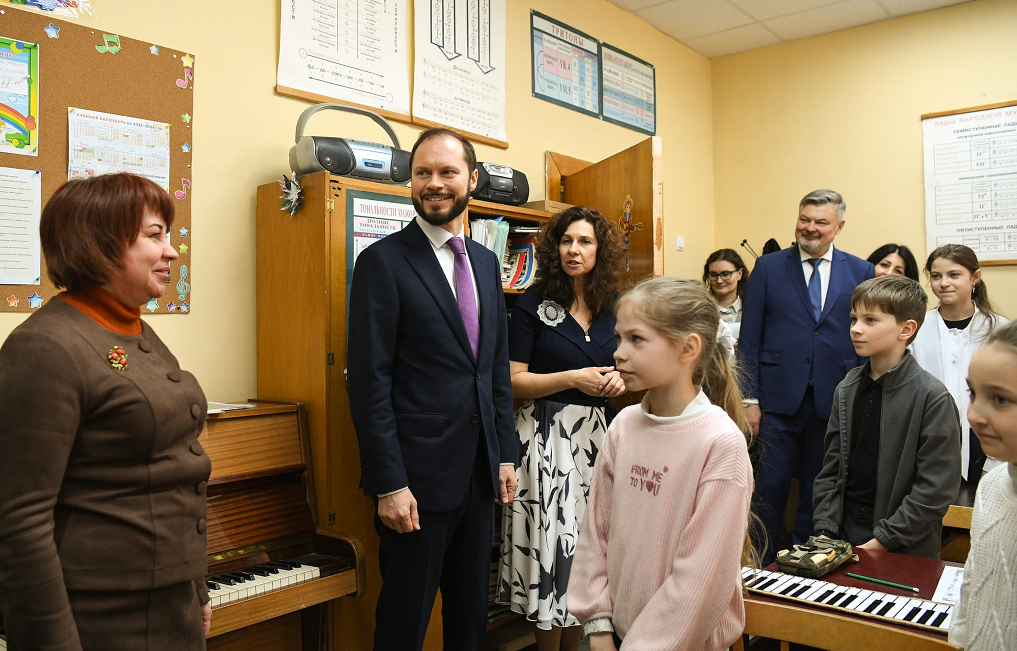 Виталий Королев дал поручения по ремонту детской школы искусств в Кимрах