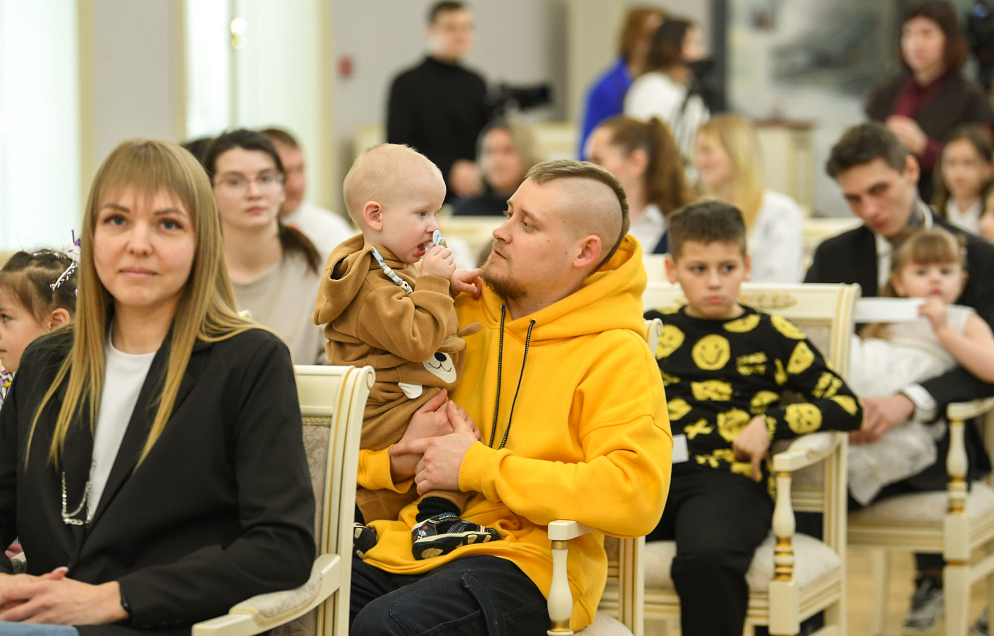 Виталий Королев вручил молодым семьям Тверской области жилищные сертификаты