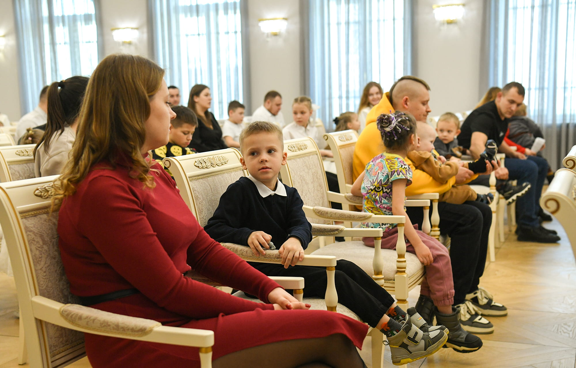 Виталий Королев вручил молодым семьям Тверской области жилищные сертификаты