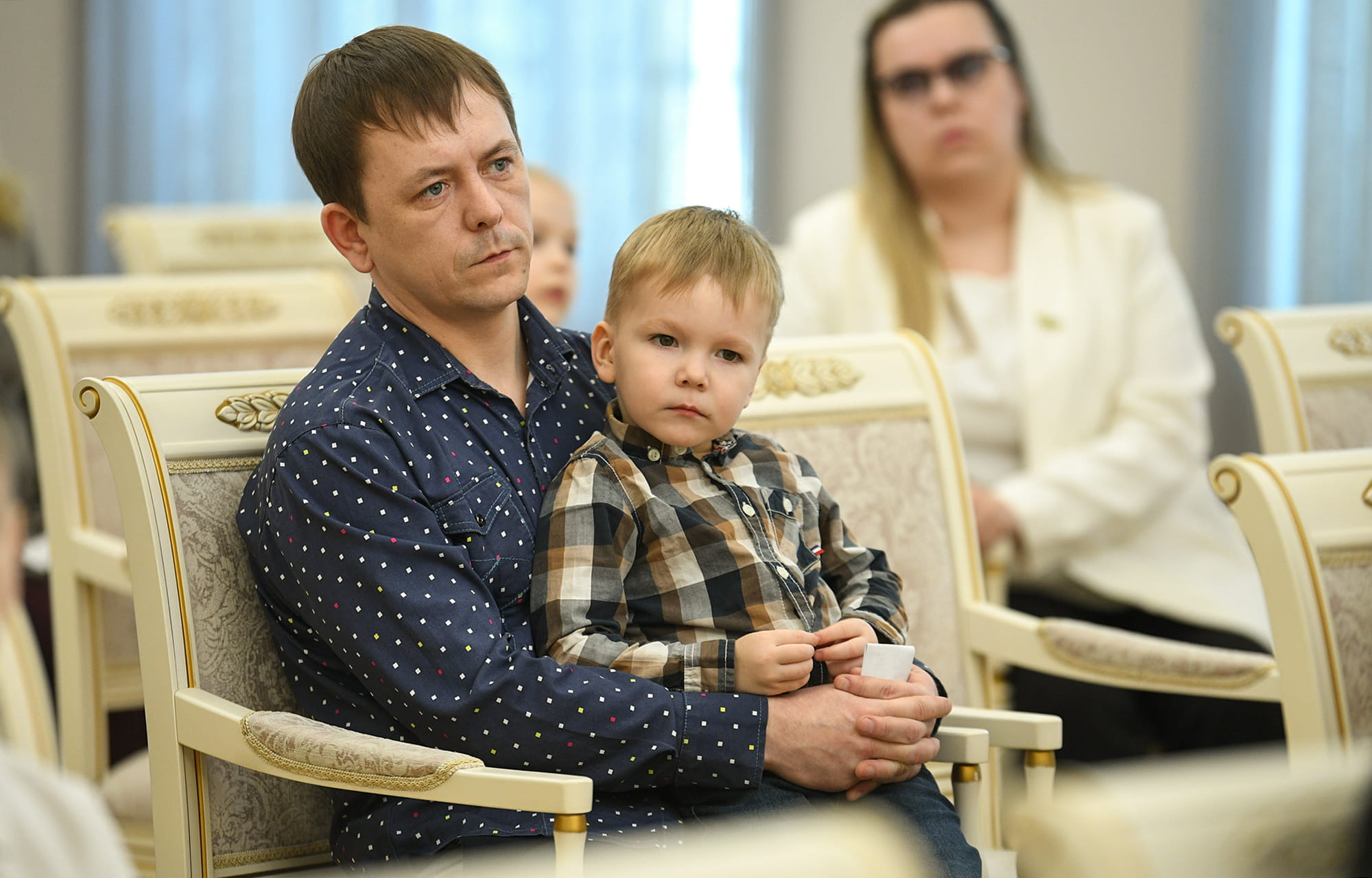 Виталий Королев вручил молодым семьям Тверской области жилищные сертификаты