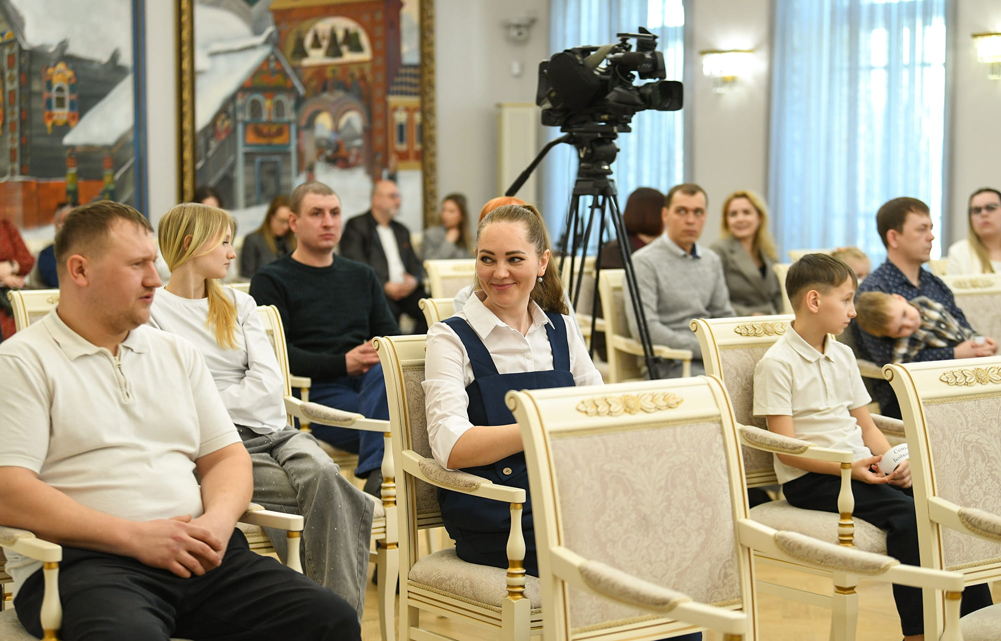 Виталий Королев вручил молодым семьям Тверской области жилищные сертификаты