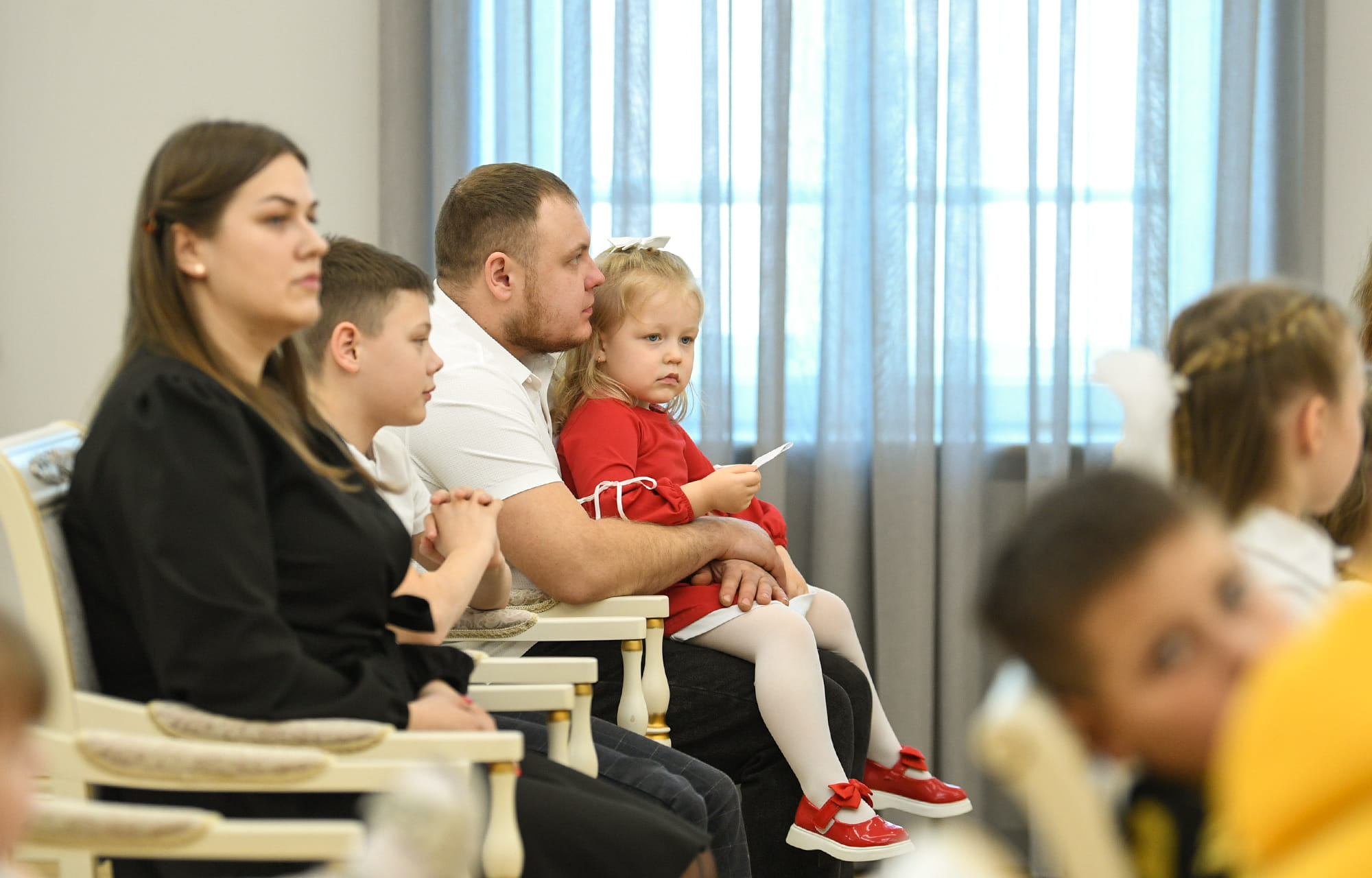 Виталий Королев вручил молодым семьям Тверской области жилищные сертификаты