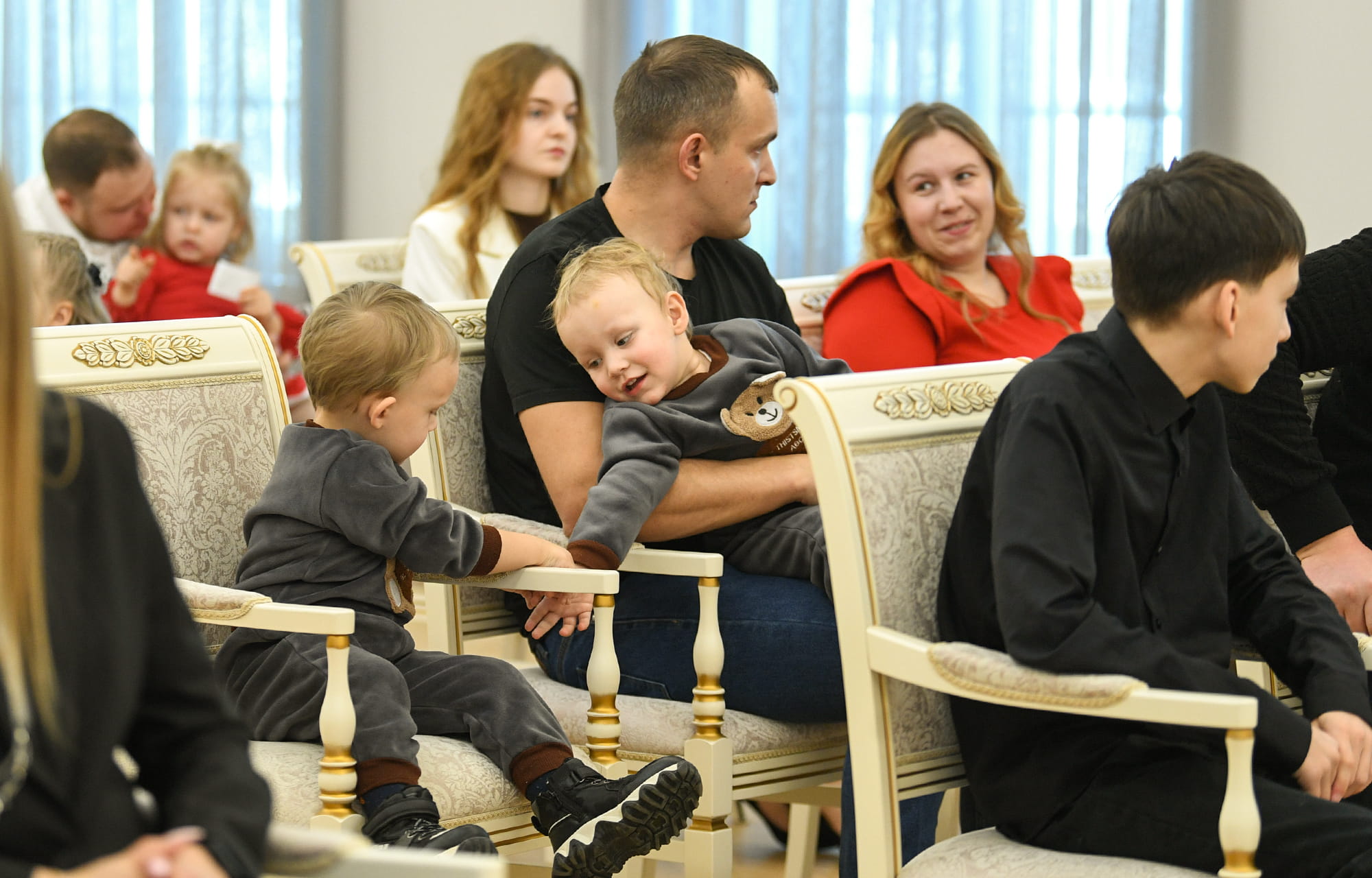 Виталий Королев вручил молодым семьям Тверской области жилищные сертификаты