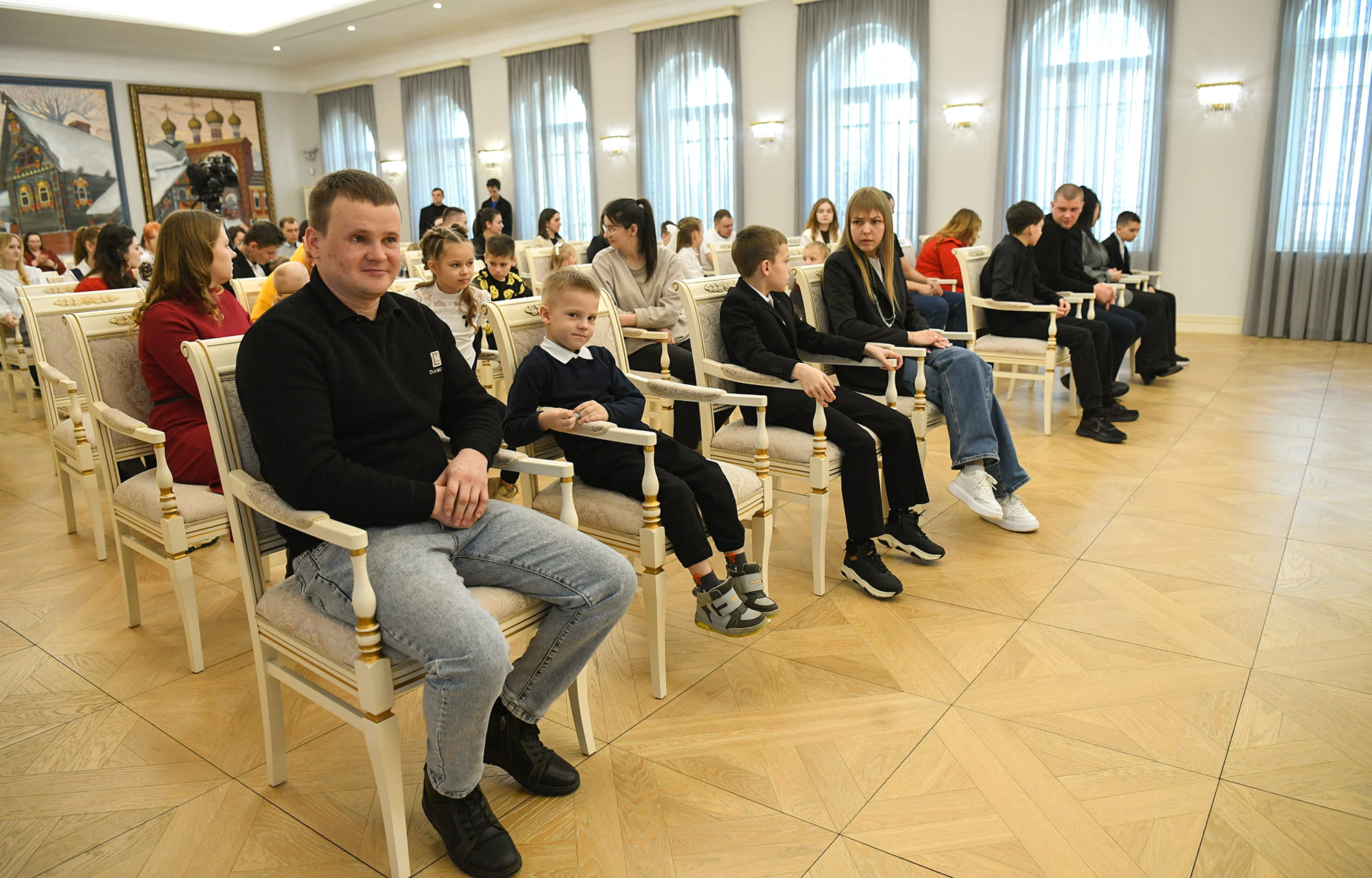 Виталий Королев вручил молодым семьям Тверской области жилищные сертификаты