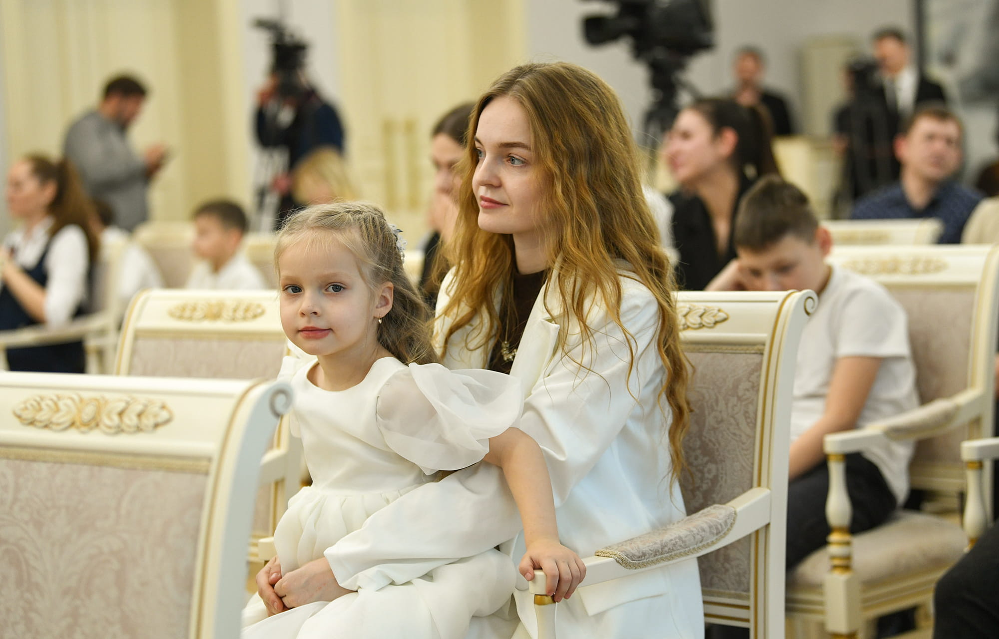 Виталий Королев вручил молодым семьям Тверской области жилищные сертификаты