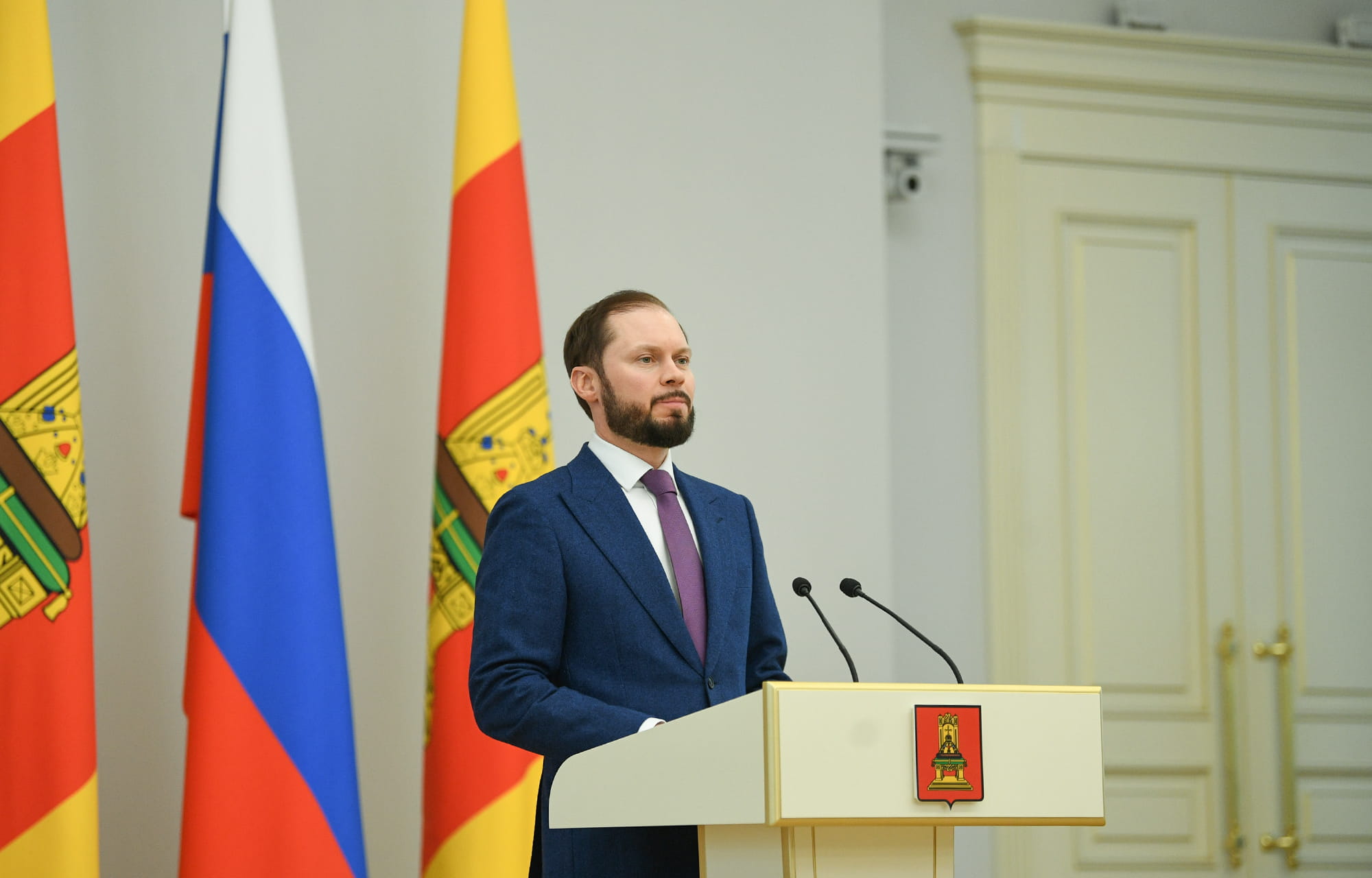 Виталий Королев вручил молодым семьям Тверской области жилищные сертификаты