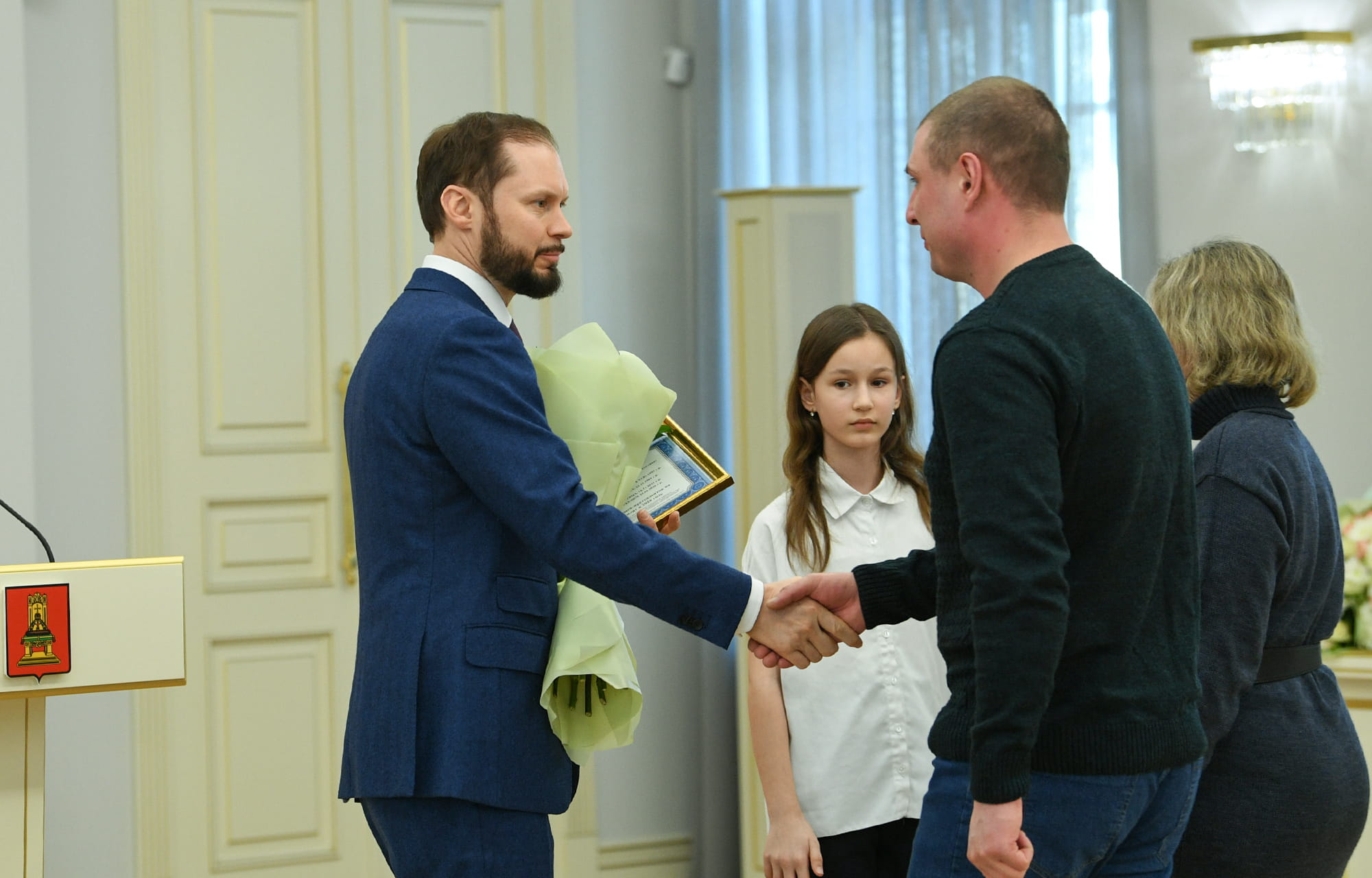 Виталий Королев вручил молодым семьям Тверской области жилищные сертификаты