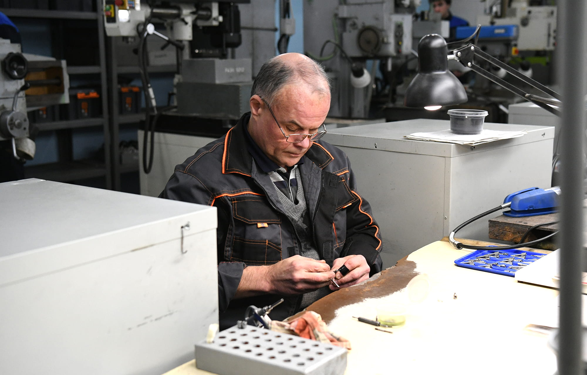 Ремонт дорог, благоустройство, решение вопросов ЖКХ: Виталий Королев встретился с сотрудниками Старицкого механического завода