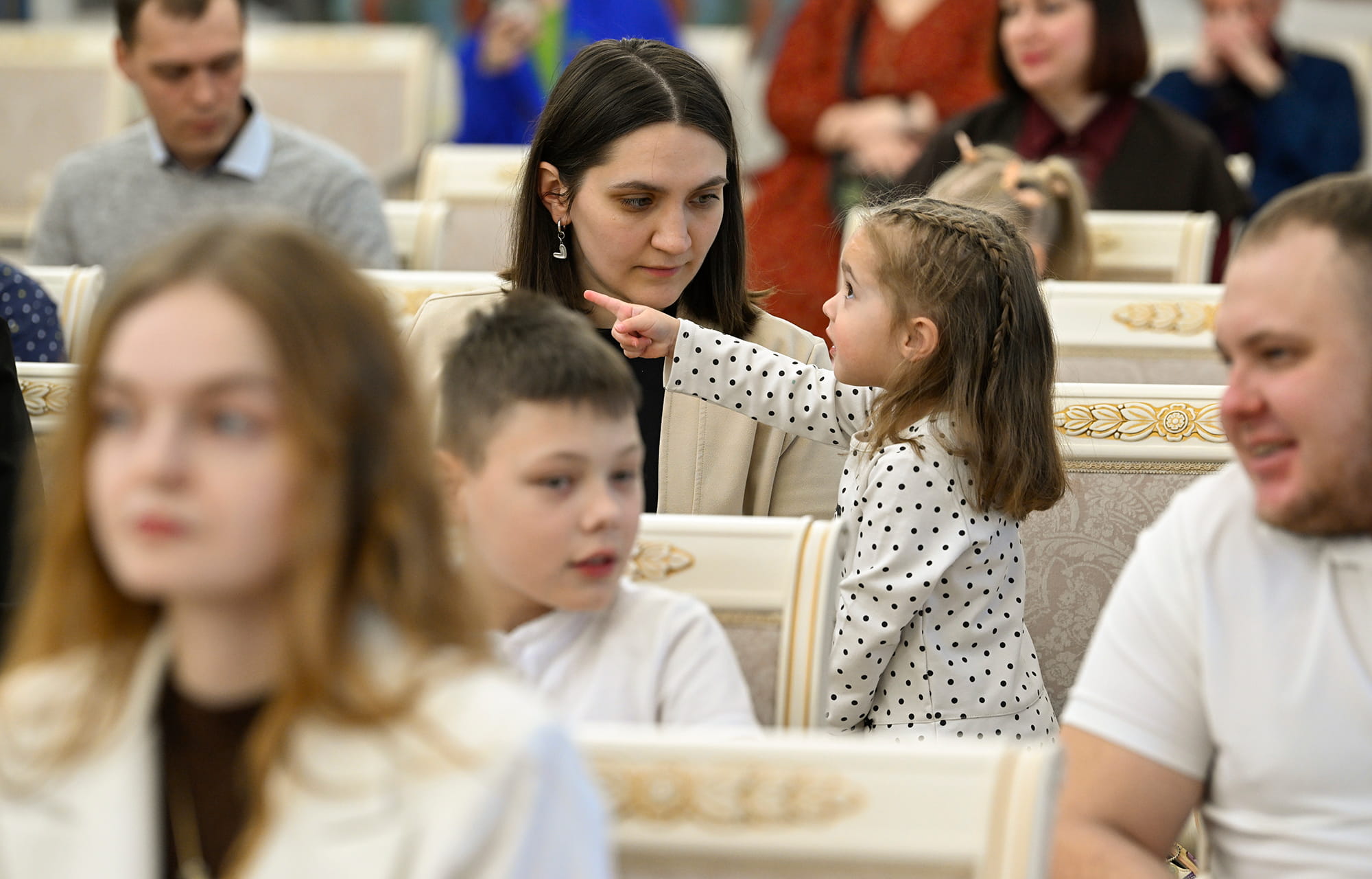 Виталий Королев вручил молодым семьям Тверской области жилищные сертификаты