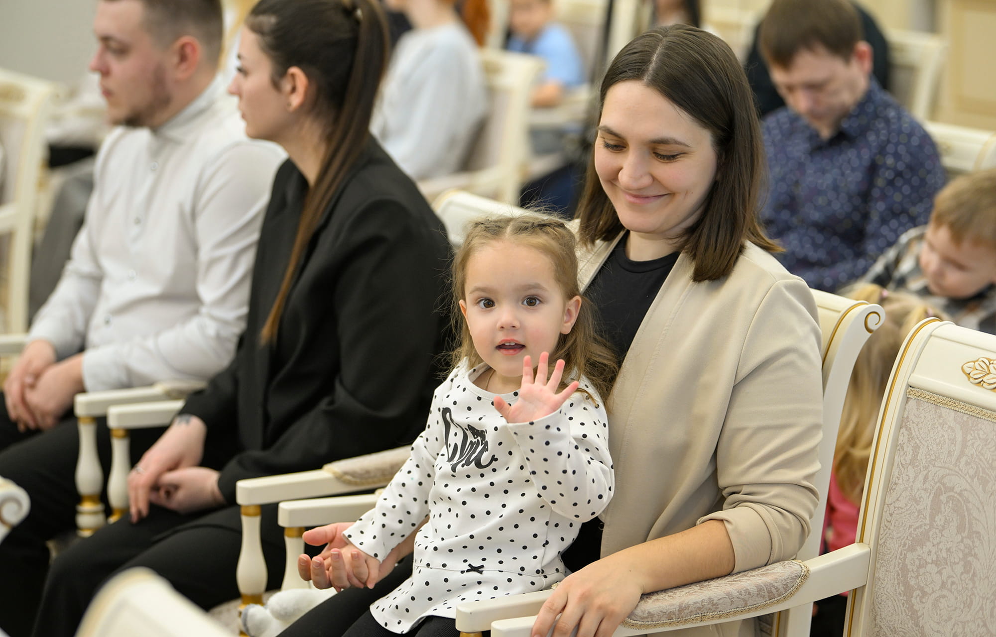 Виталий Королев вручил молодым семьям Тверской области жилищные сертификаты